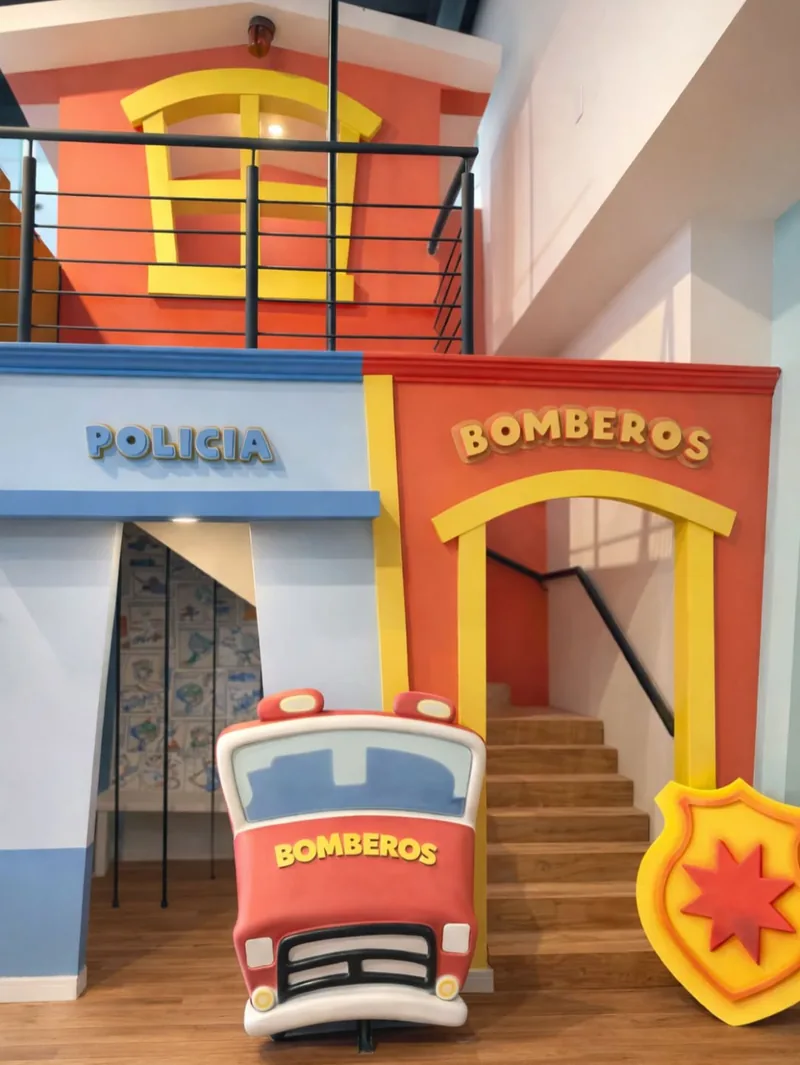 Estación de Policía y Estación de Bomberos con su camión