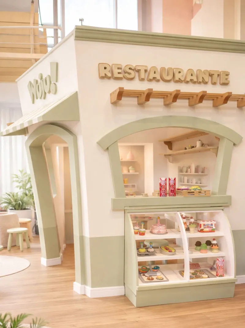 Restaurante Wuju: casita con vitrina de pasteles y mesitas