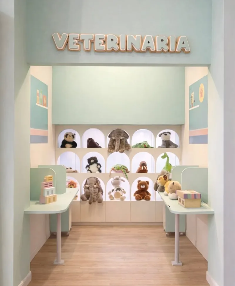 Veterinaria con peluches en repisas y mesas de consulta